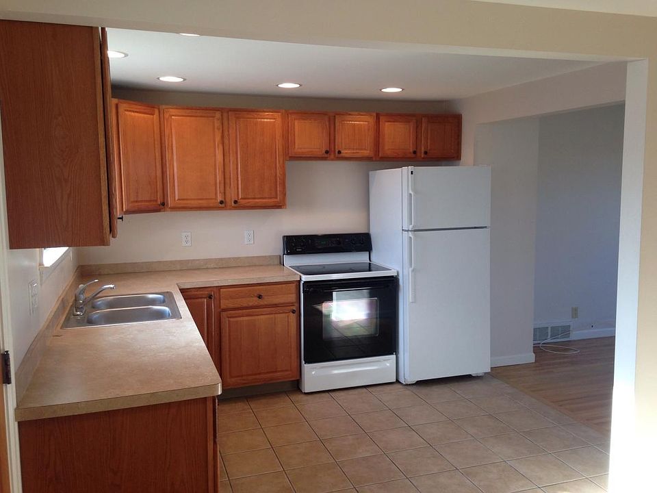 Recently renovated kitchen w/ appliances