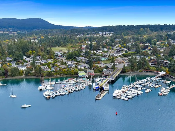 767 Harding Ln, Central Saanich, BC V8M 2G2