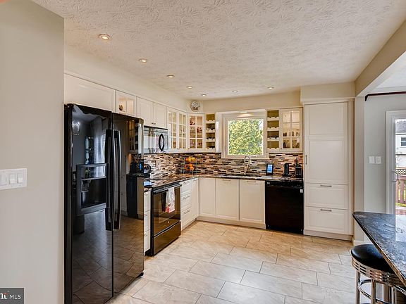 4th image of 606 Bond Ave