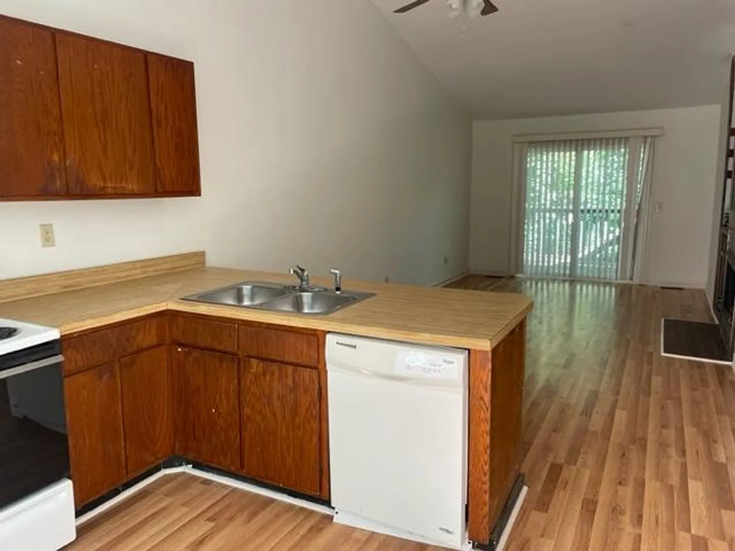 911-C West Chatham Street - Bev Roberts Rentals and Property Management — Photo 2