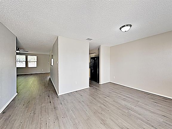 3rd image of 112 Queen Annes Dr