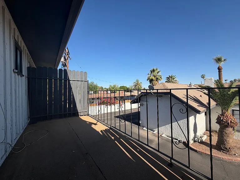 901 E Claremont St — Photo 11