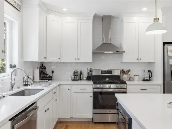 9 Walnut Ave, Andover, MA 01810