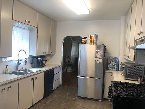 4th image of 1006 6th Ave