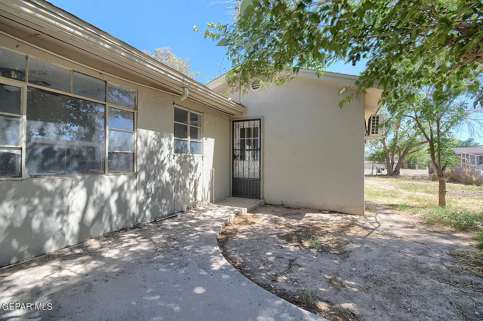 2 bed, 1.0 bath, 700 sqft, $800 — Photo 1