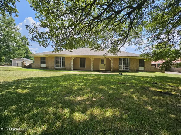 329 Swan Lake Dr, Jackson, MS 39212