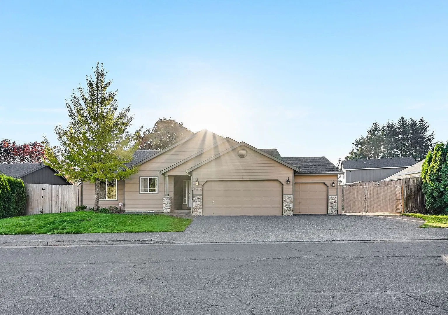 Charming 3 bed, 2 bath single-level ranch with central A/C in Oregon City! — Photo 1