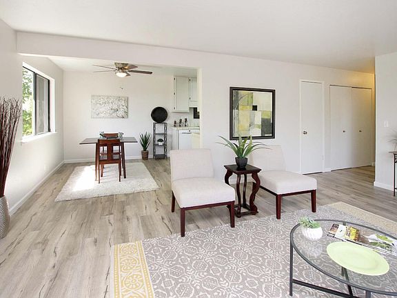 5th image of 205 Silver Leaf Dr APT D