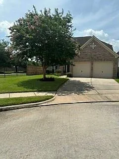 4 bed, 2.5 bath, 2466 sqft, $2,300 — Photo 2