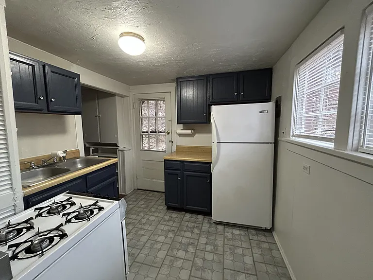 908 Midland Ave — Photo 13