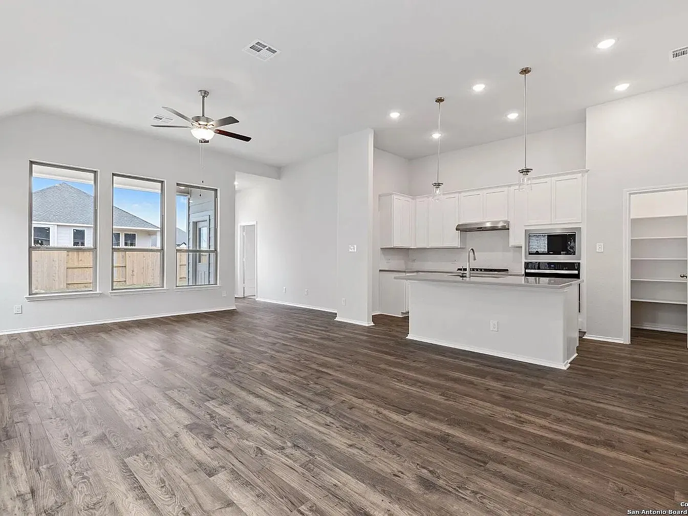 3 bed, 1647 sqft, $2,200 — Photo 3