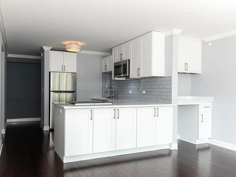 2 E Erie St #2014 — Photo 11