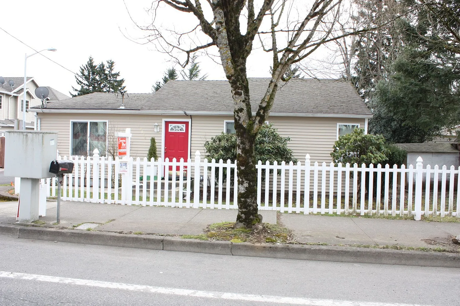 17098 E Burnside St photo 1