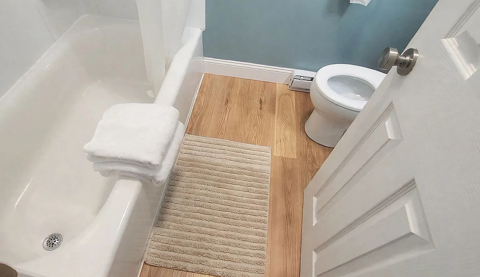 Charming Unit Near T with Heat and Hot Water Included. Professionally Managed — Photo 4