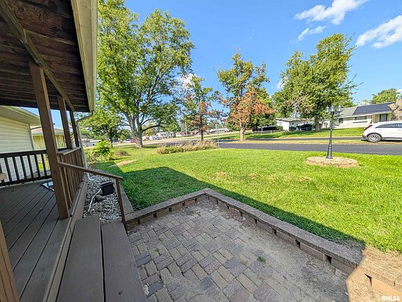 3rd image of 104 S Meadowview Ln
