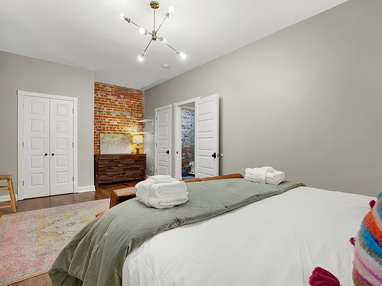 210 E Waldburg St #A — Photo 2