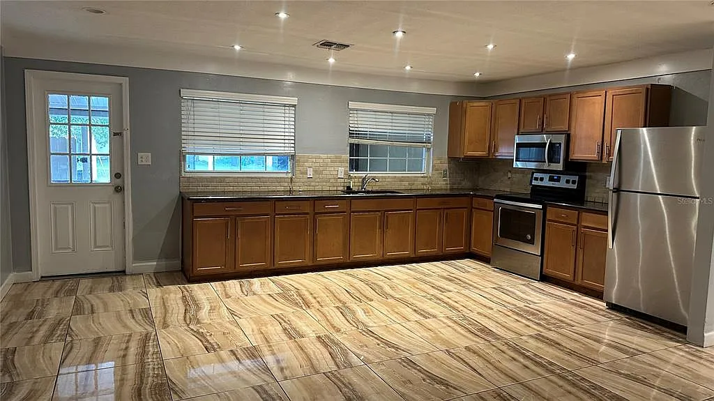 5 bed, 3.0 bath, 2300 sqft, $2,998 — Photo 4
