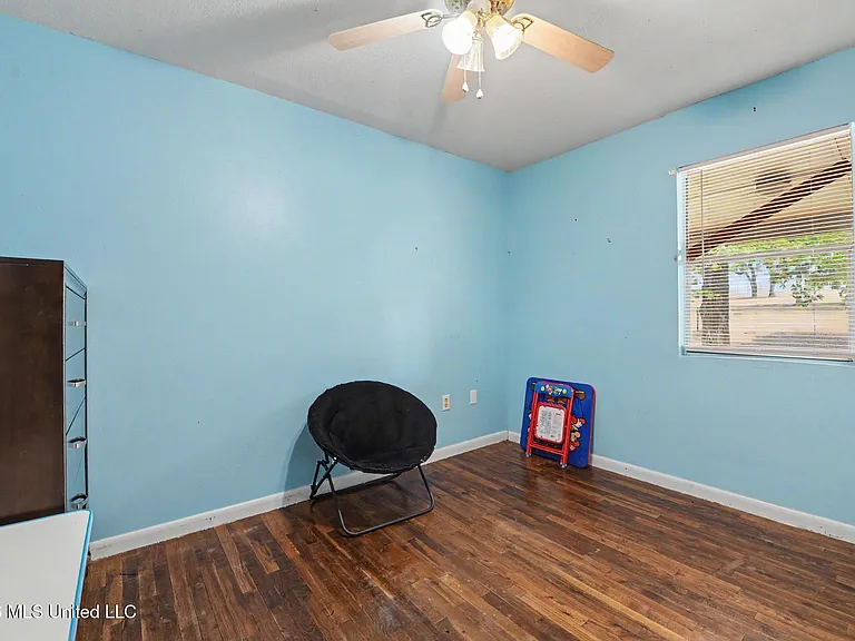 569 Mable St — Photo 11