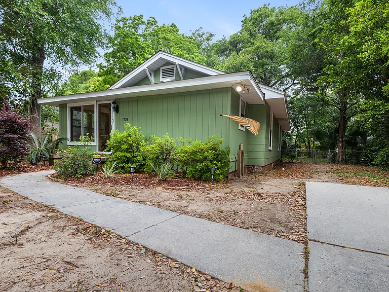 1724 E Maxwell St — Photo 2