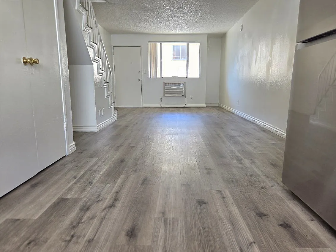 2 bed, 1.5 bath, 950 sqft, $2,400 — Photo 2
