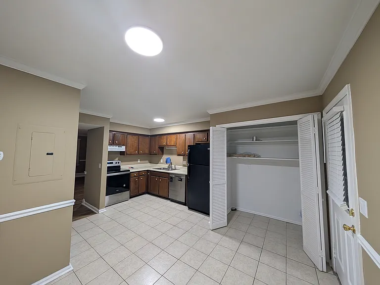 kitchen with full appliances - Title flooring . Washer and Dryer hook up - bring your own sets