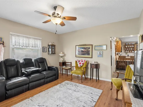 611 N 3rd Ave E, Newton, IA 50208
