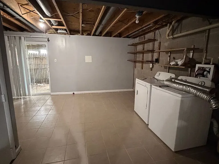 556 Burlington Ct — Photo 25