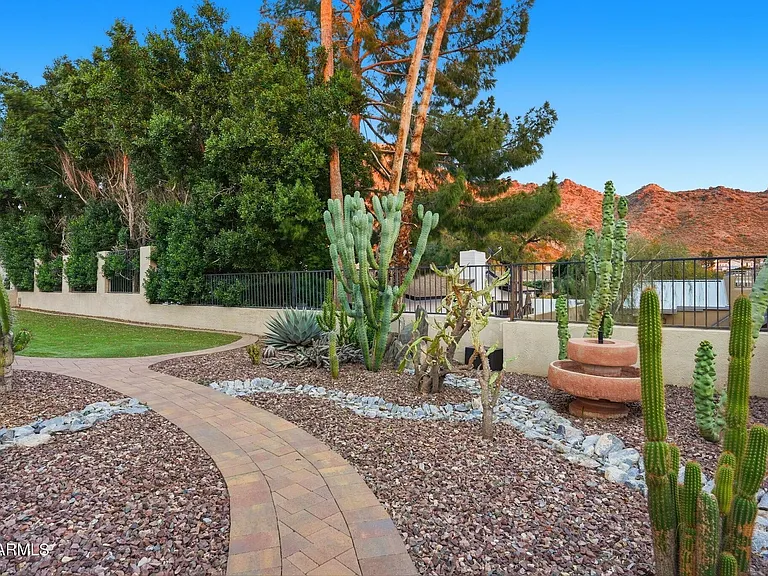 2221 E Vista Ave — Photo 41