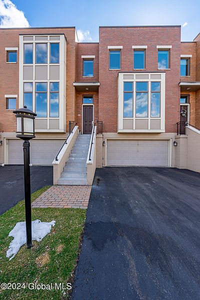 4th image of 10 Bryn Mawr Court