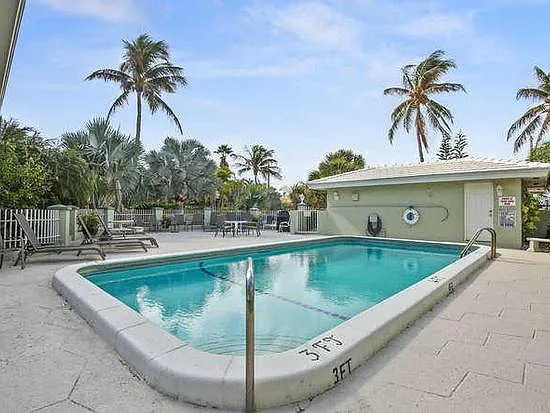Community pool, laundry room, library, grill