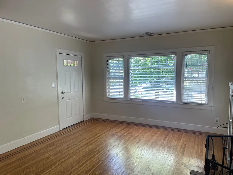 4921 8th Ave — Photo 3