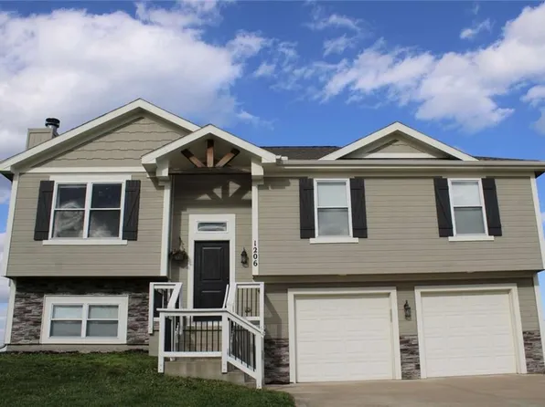 1206 Viola St, Smithville, MO 64089