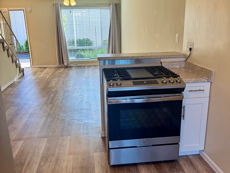 2346 Santa Ana Ave — Photo 9