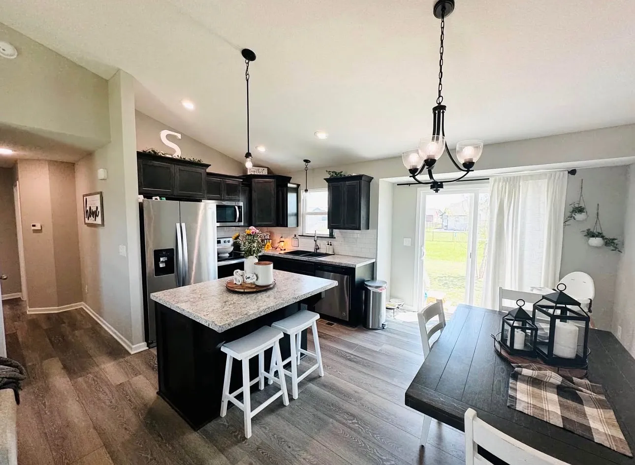 3 bed, 1600 sqft, $2,200 — Photo 1