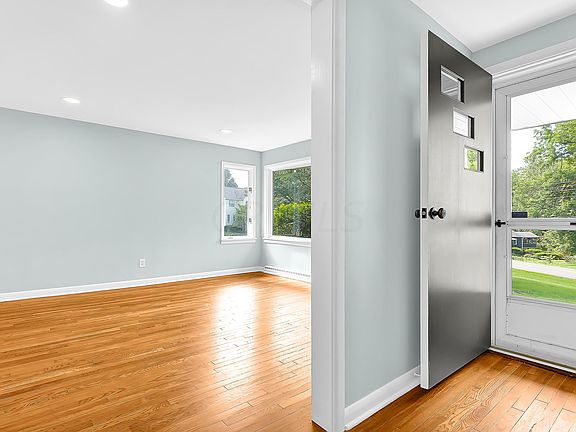 4th image of 912 New Burg St