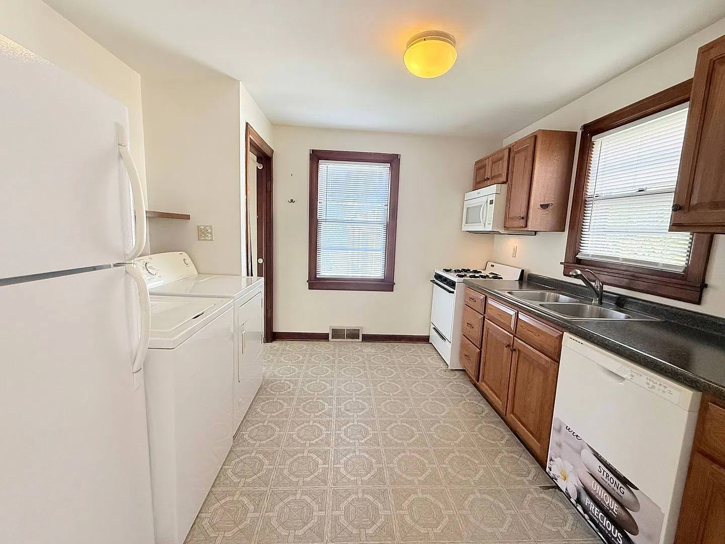 Charming 2-Bedroom Home with Fenced Yard & Detached Garage — Photo 2