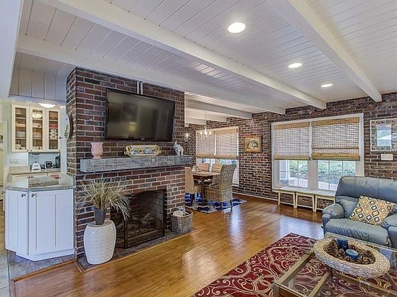 5th image of 608 Poinsettia Dr