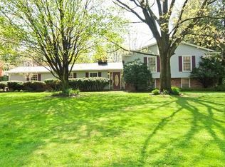 8341 Clover Ln, Chagrin Falls, OH 44022