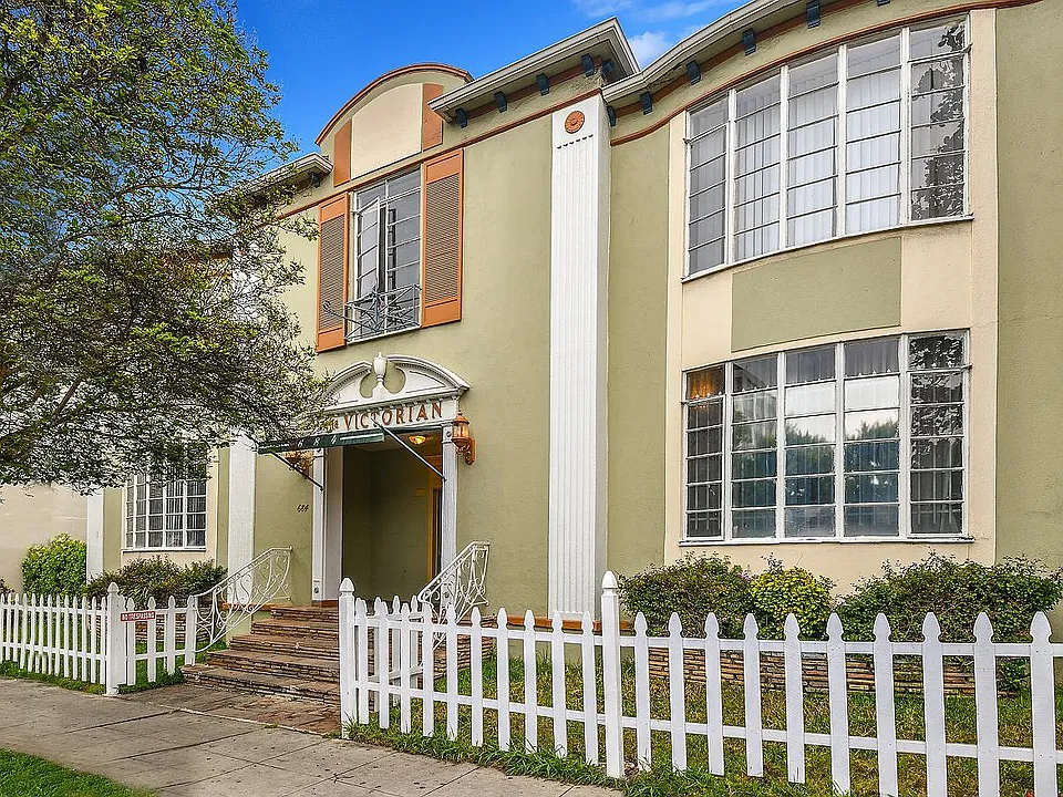 684 S Mariposa Ave