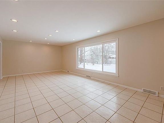 4th image of 1940 Camberly Dr