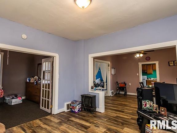 4th image of 402 Oakwood St