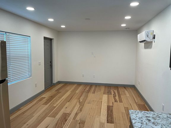 5th image of 2500 Irving Ave S #B
