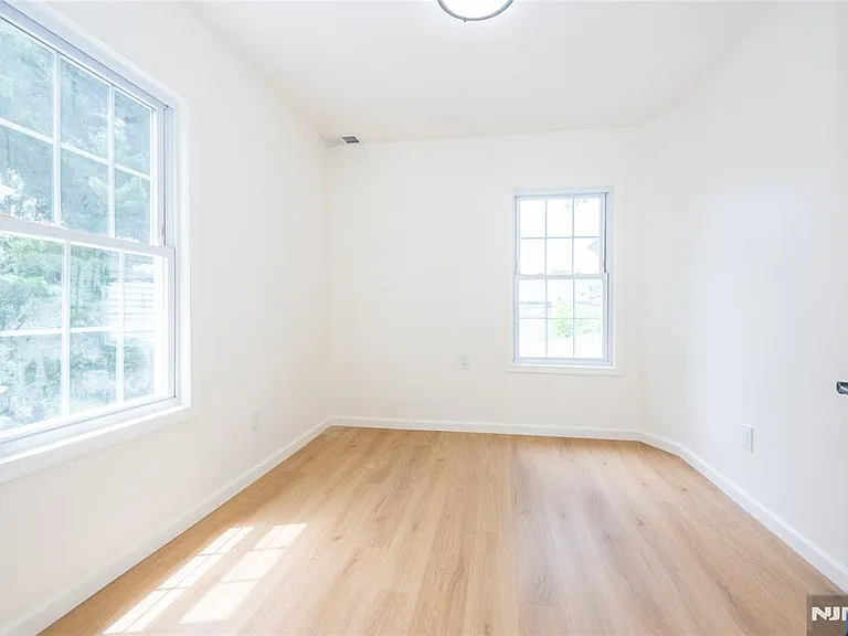 231 Waverly Pl — Photo 10