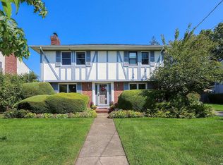 461 McDermott Rd, Rockville Centre, NY 11570