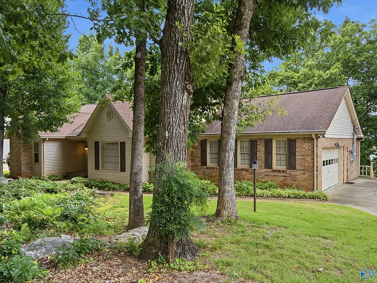 815 Baylor Dr SE — Photo 1