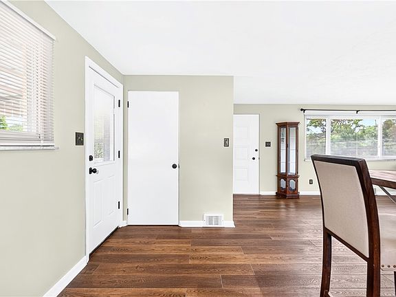 5th image of 142 Helena St