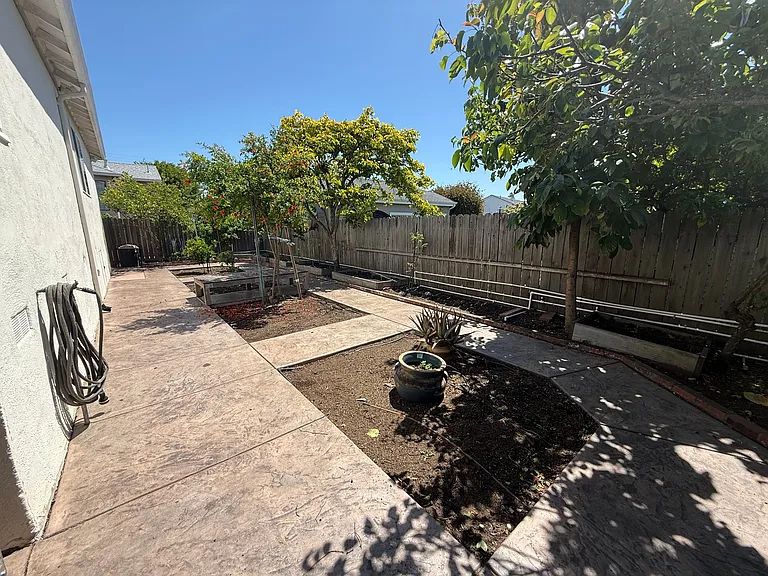 411 Helen Dr — Photo 13