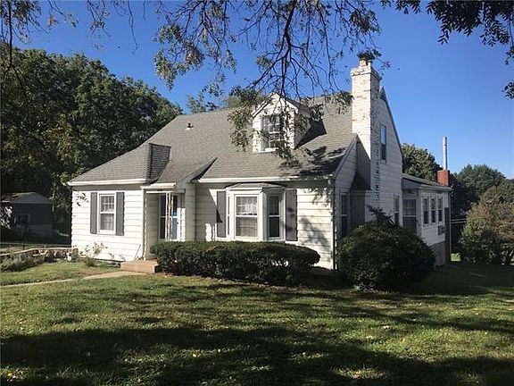 2nd image of 2751 Lovers Ln