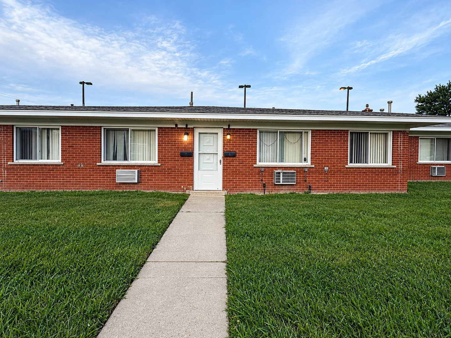 125 Arcola — Photo 1