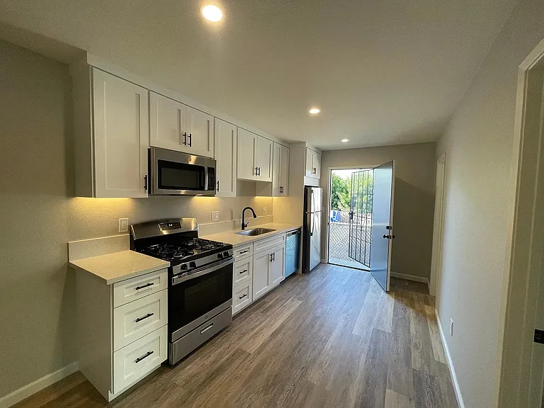 4037 Van Dyke Ave #B — Photo 1